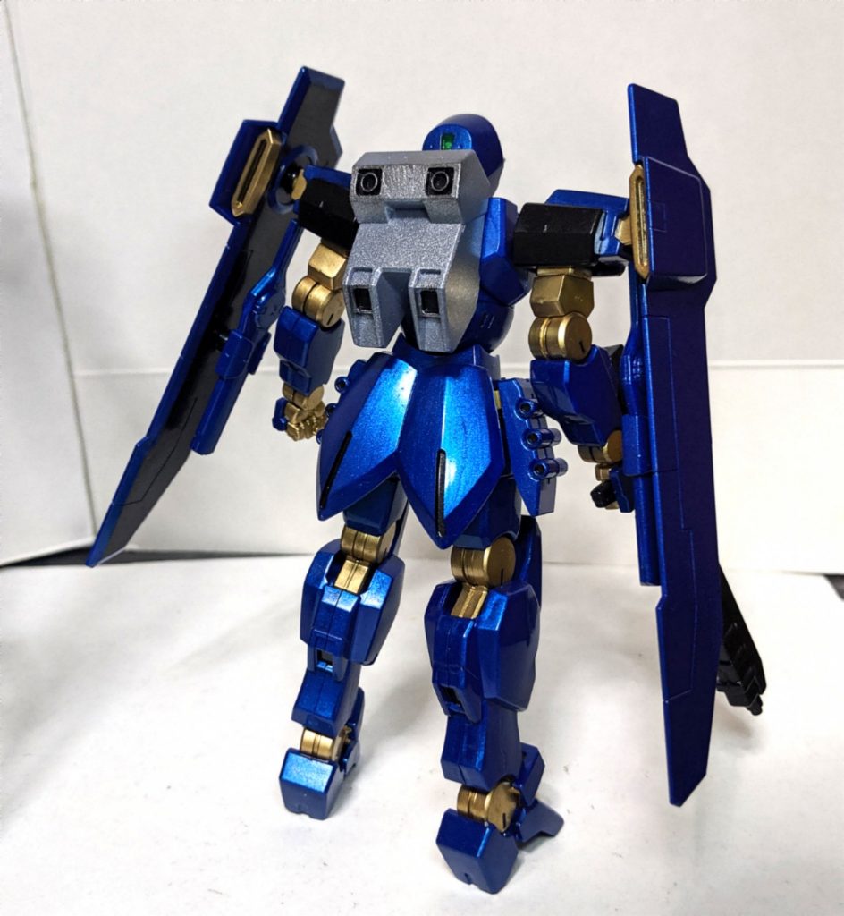 そして完成したのがこちら。基本的に青成型色パーツをメタリックブルーで塗り、黄銅色のような成型色パーツをゴールドで塗装、その他の部位はシルバーやメタルブラックで塗装することでこの様な見た目になる。仕上げに光沢トップコートを吹きつければ完成。（通常シルバーを使った方が良いのは、シャインシルバーだとザラザラした感じの見た目になる為である。