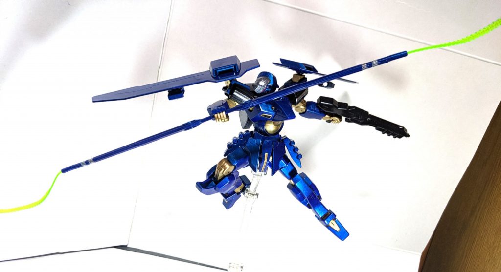 完成させたら後は好きなようにポーズをとらせよう、可動はそれほど悪くないので色んなポーズもできるぞ。