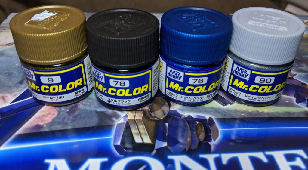 PS4にて発売された、機動戦士ガンダムエクストリームVSマキシブーストONでも絶賛活躍中の2000コスト機体のモンテーロ、もしかしたら気に入ったけど普通に作るのじゃ満足出来ないという方、メタリックカラーで制作するという選択肢はいかがだろうか。そう思った方はこの色を揃えよう、ただしシルバーはシャインシルバーではなく、通常のシルバーを使うとより見た目が良く仕上がるかもしれない（今回は余った塗料を使うのが目的だったので、シャインシルバーを使用しました