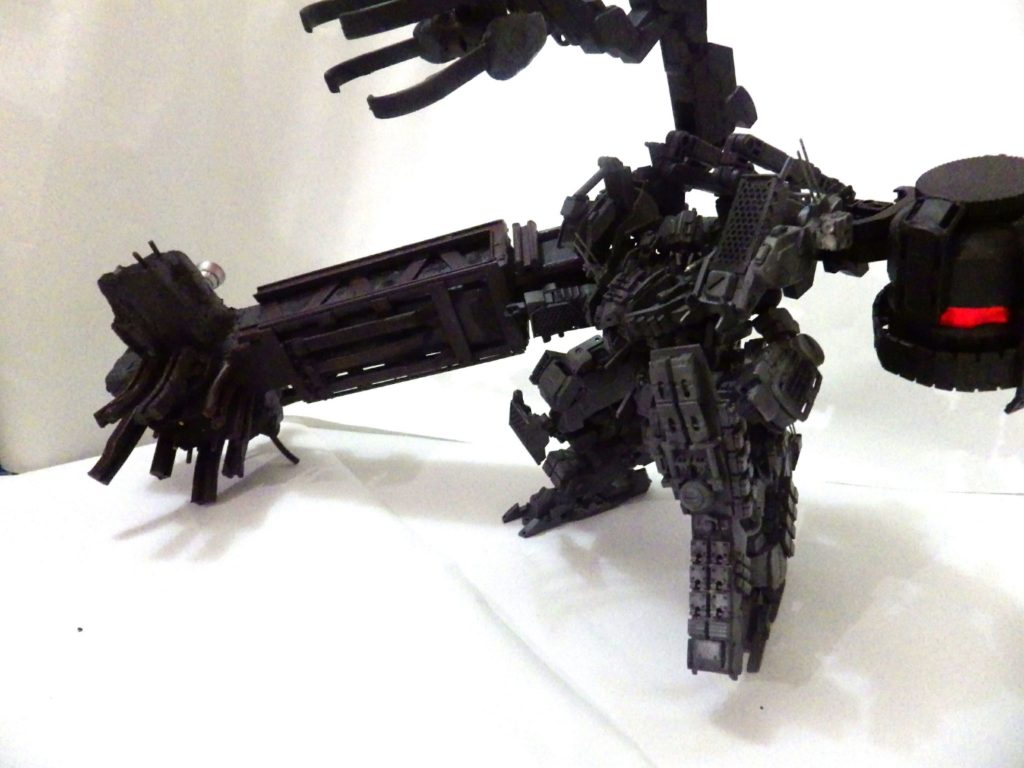 左肩後ろにあるジェネレーターも差し替え無しで待機時と起動時の再現が可能です