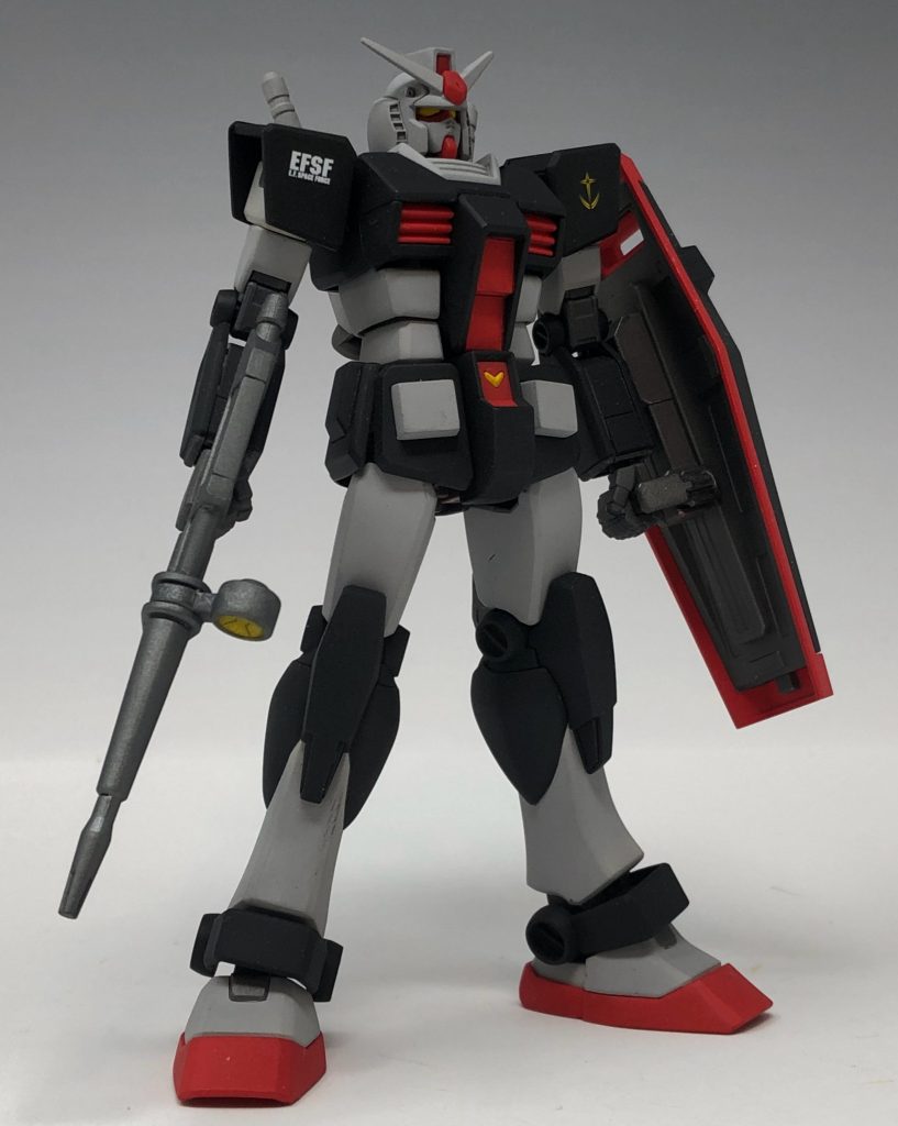 目の周りの黒い部分は塗装していないのにしっかりと黒く見えるってのは凄いですね。V字マークが別パーツになっているだけでも塗装派には非常に嬉しい。