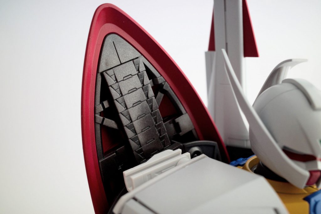 ABSへの塗装は恐る恐るやりました。さすがに関節部は避けましたが、それ以外はなるべく有機溶剤が浸透しないように水性塗料を遠目から吹き付けて祈りながら塗装しました。