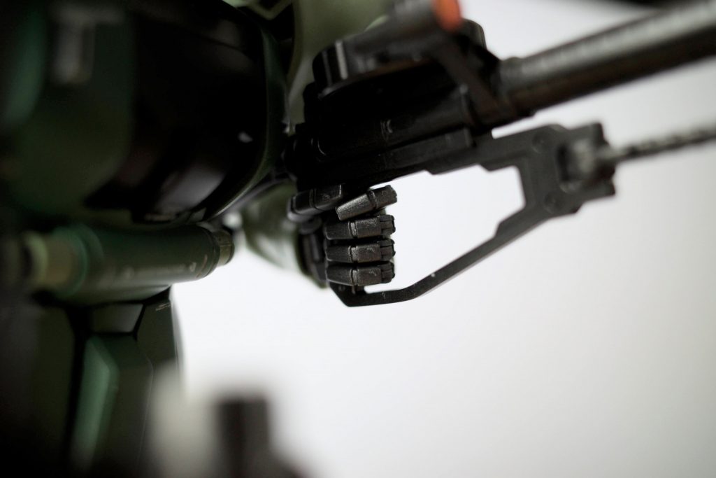 武器類は黒鉄色、フレーム類は赤鉄色で着色しました。赤鉄色は鈍く光る機械の雰囲気が出ていいですね。新しい水性ホビーカラーのラインナップがかなり充実してきています。