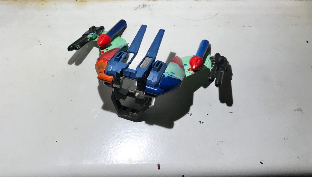 本機は追加装備が2機装備されているBWS ソリィガガ(GNZ-004)の特攻兵器を参考に設計された本機には翼の疑似太陽路によりツインドライブが実装されている。この装備は転売ヤーのアジトまで飛行形態で高速で接近し分離本機はトランザムを行い高速でアジトにプレゼント(突撃)と同時にイルミネーション(毒性の排除していないGN粒子を大量に散布し)花火(自爆)でお祝いする。比較的量産可能なおもちゃ(兵装)である実際に西暦2300年クリスマスには1225機以上が実戦配備投入されている。とヴェーダに記録が記されている。武装はGNキャノン両翼二問ずつ装備されている。強力なビーム砲である分離せずに変形したフル装備の際の武装としてそして高速移動中の護衛兵装である