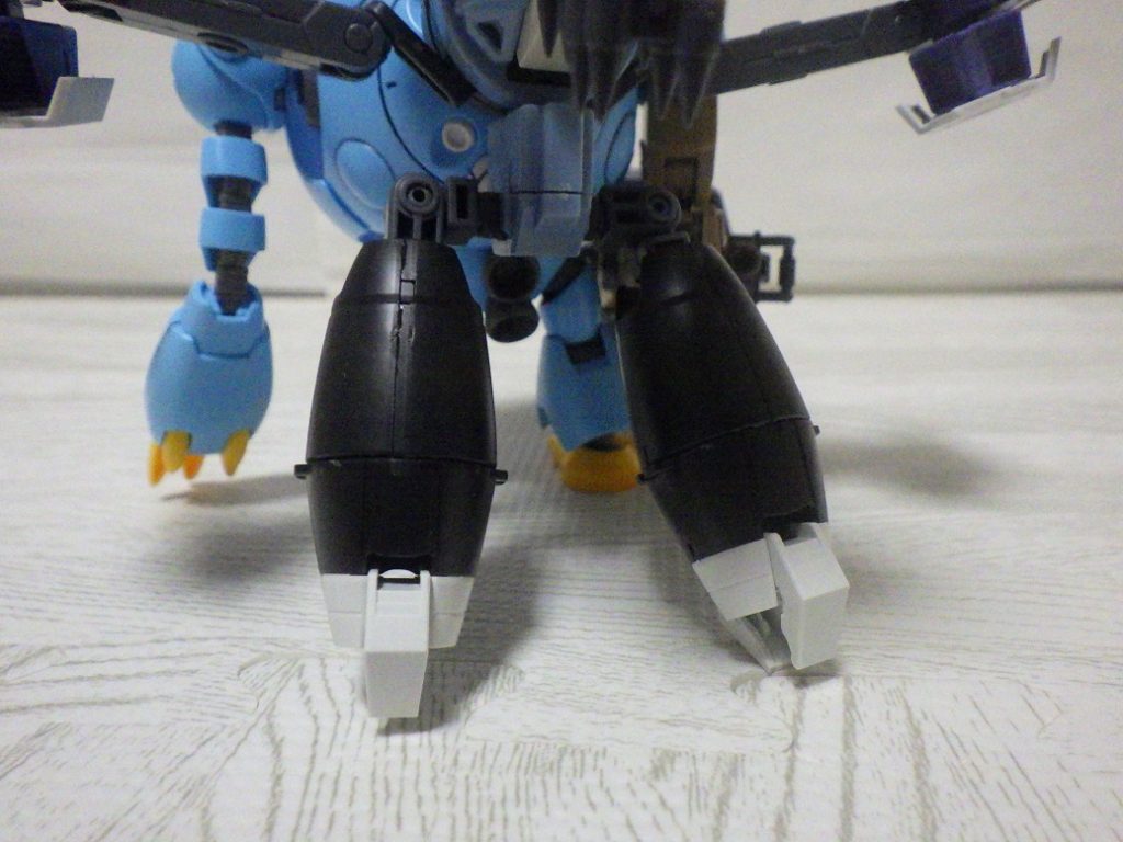 下のバーニアユニットはHGBD:R 1/144 アウンリゼアーマーの両腕に変更。ランディングギア兼後ろ足になりました。