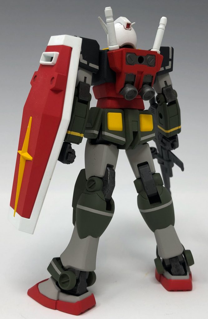 リアルタイプカラーのガンダムって、頭部、ビームサーベル、シールドだけが通常のガンダムカラーってのがいいですね。