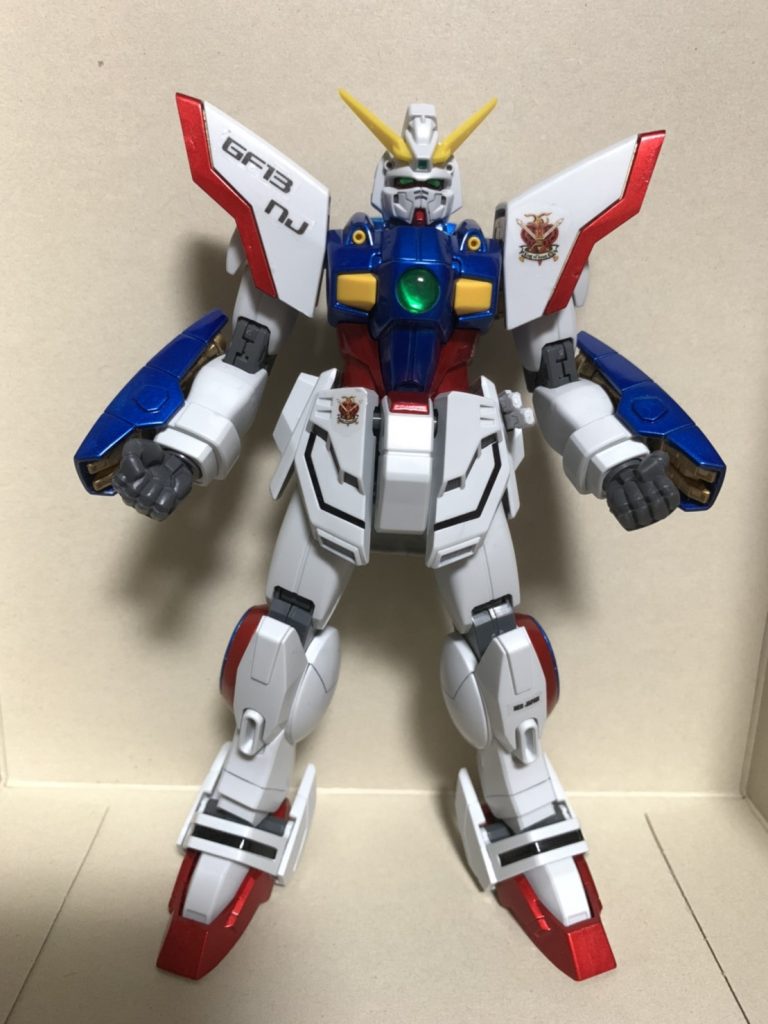 白パーツをパールホワイトにしようとも思いましたが、メラミンスポンジでつや消し加工したキットのままとしました。つま先の合わせ目は目立つので消しました。頭部アンテナなどはゴールドじゃなく黄色のままとしました。設定でもアンテナは黄色だと思うので。