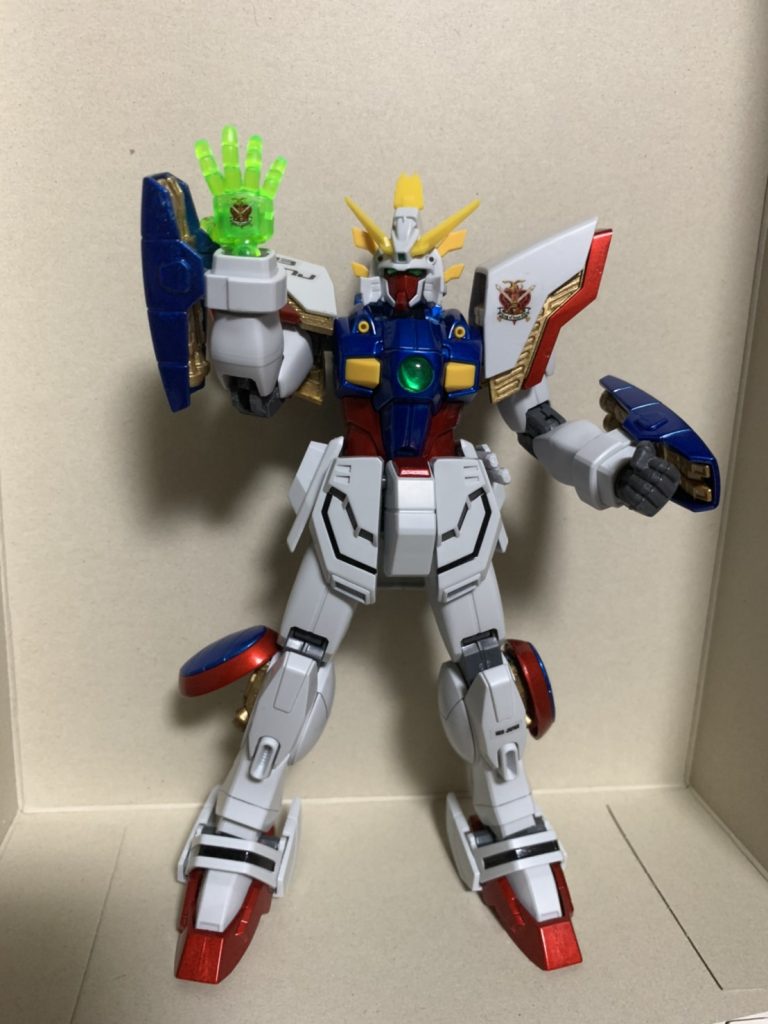 写真を撮ってる途中でフロントアーマーのキングオブハートのデカールを、シャイニングフィンガーに付け替えましたwそしてこの写真UPしてる時に足の片側のパーツが閉じてるのに気づきました。どうやらゆるいようです。。。