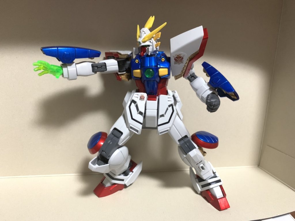 古いキットながらよく動くほうだとは思います。あと、サーベル以外武器が基本的に無いガンダムなので、手のひらも自然な握り手などになっていて良いです。ただし各所をビス止めして組み立てるタイプなので、関節がゆる苦もない代わりに、けっこうガチガチでキツイ場所もあって壊れないかハラハラしますw