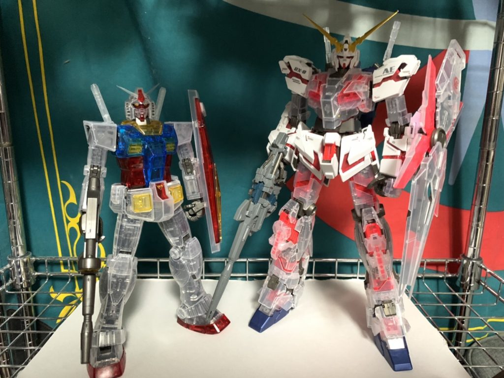 同じくガンプラ一番くじA賞のユニコーンガンダムと並べて。連邦vsジオンの戦争で最初に現れたガンダムと最後のガンダム・・・というところでしょうか。大きさの違いが良くわかりますね。