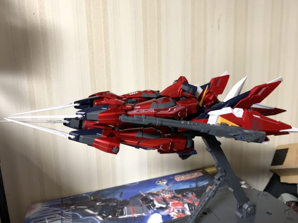変形させました。正直、かなり面倒くさいです。先端の白いパーツをピッタリ合わせるように指示がありますが・・・無理!!wwwつま先の可動部が固く、変形させるときに折れました( ;∀;)イージスは全体的にキツキツのパーツが多く、正直「設計ミスでは?」と思う部分が多いです。