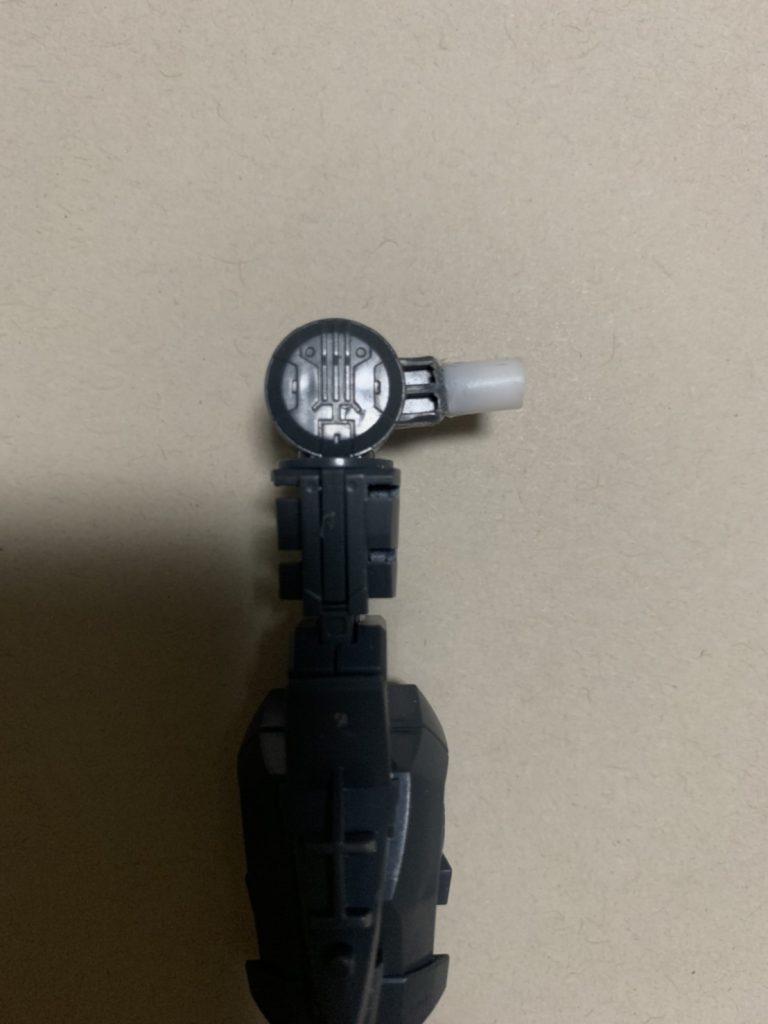 股関節のパーツです。説明書通りに組んだのにキツすぎて棒が折れました。絶対にこのキットは設計ミスだと思います。折れた部分はちょうど5mmだったので5mmプラパイプで補修しました。