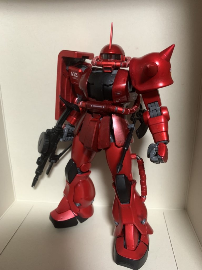 画像ではわかりづらいですが、ボディ＆腰あたりの赤いパーツとその他の赤いパーツは微妙に色味を変えました。ボディ＆腰などの暗めの赤いパーツは下地を黒で、それ以外は下地をシルバーにしています。