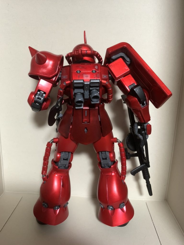 こちらは背部になります。色味の違いは前面と同様です。この画像だと腰と足のパーツの赤味の違いが判るかと思います。シャアザクは微妙に色味の違う赤を使っている・・・というのが特徴な気がしているので、個人的には満足いっています。