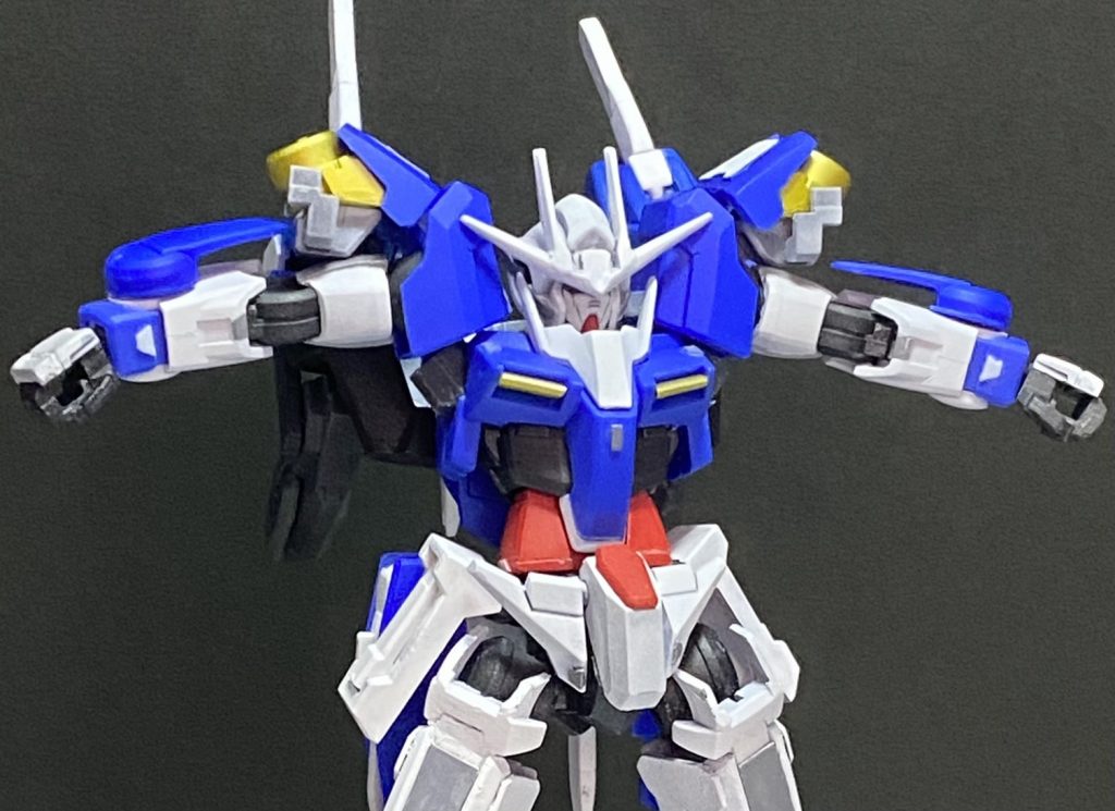 大きな改造点は腕を前スイングから上スイングに変更と、エクシアの足を使いたかったのでロール軸を追加くらいだと思います。