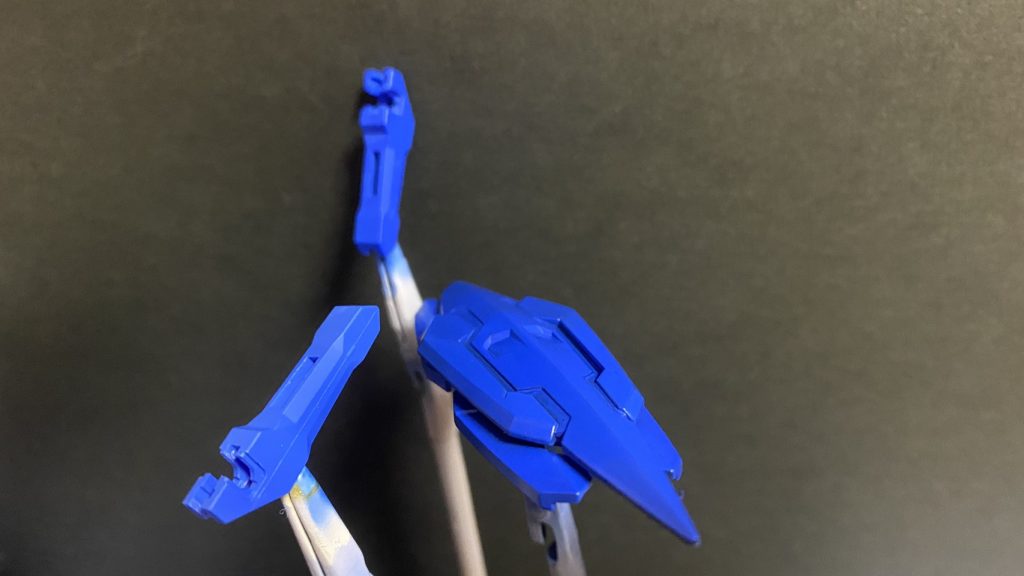 盾だけ色が暗くなるように下地を黒にしています比べるとわかりやすいかなと思います