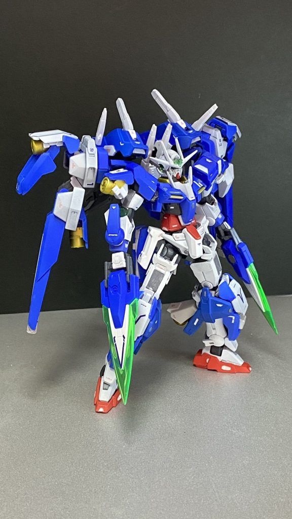 カタールは磁石接続なので外して手に持たせる事も可能