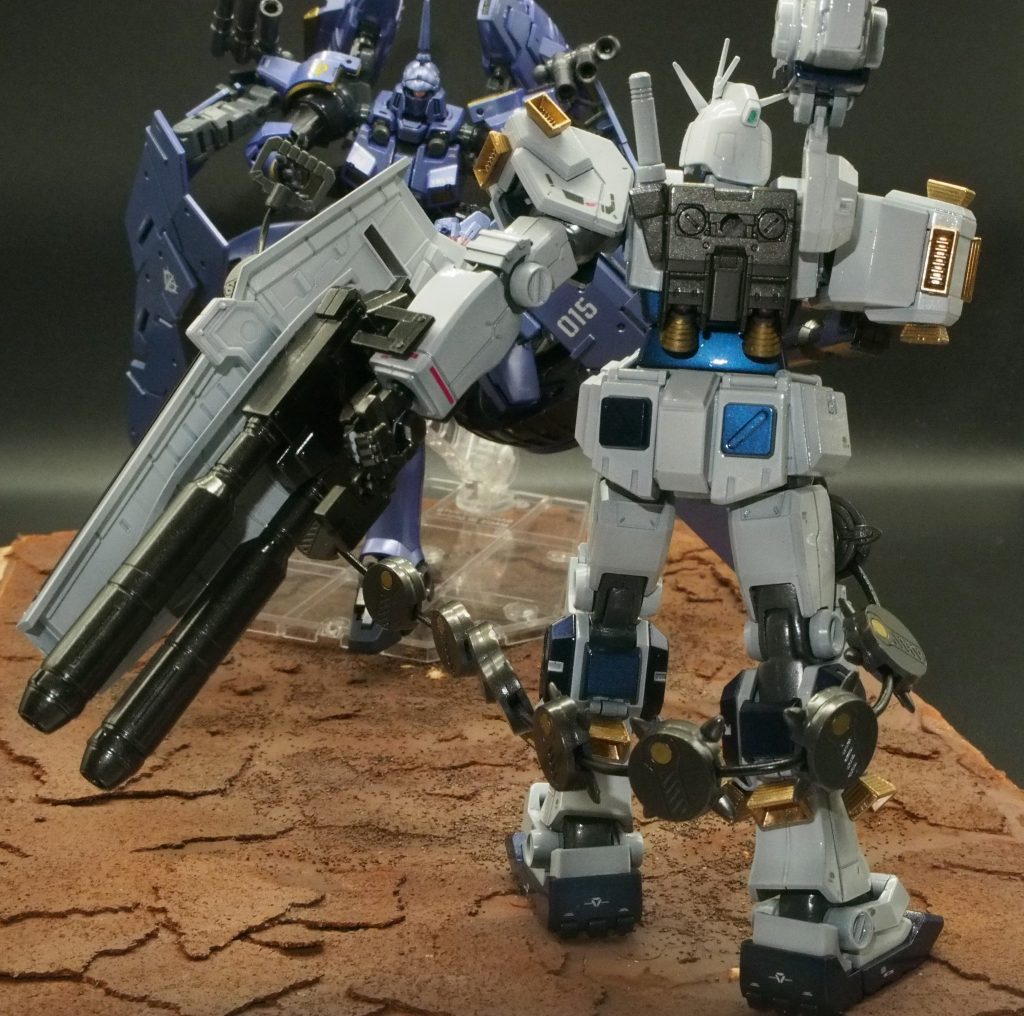 第百七十六話「そら、くらいたまえ!」足へと絡みつくチェーンマイン。このフルアーマーガンダム、マ・クベ(偽)専用ギャン(偽)の引き立て役として制作したものです。