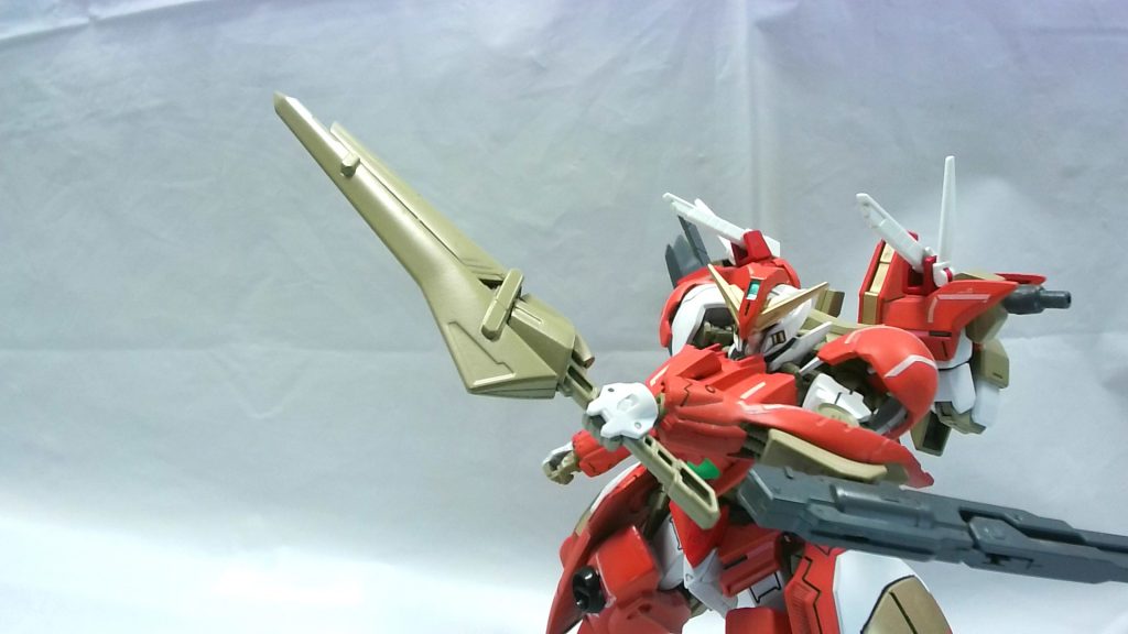 GNバスターソードαバスターソードでありながら取り回しやすさを追求した武器複合武装であり、先端からビーム刃を出すことや杭を装填することで簡易ダインスレイヴとしても扱える