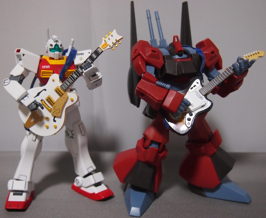 と、思ったら、復活して仲良く共演!!食玩の「Beck ギターコレクション」より、ホワイトファルコンと、ジャガー。ちなみに、元Thee Michell Gun Elephant、現The Birthdayのチバユウスケは、ジャガーとジャズ・マスターの区別が付かないと言っていたけど、僕も分かりません。