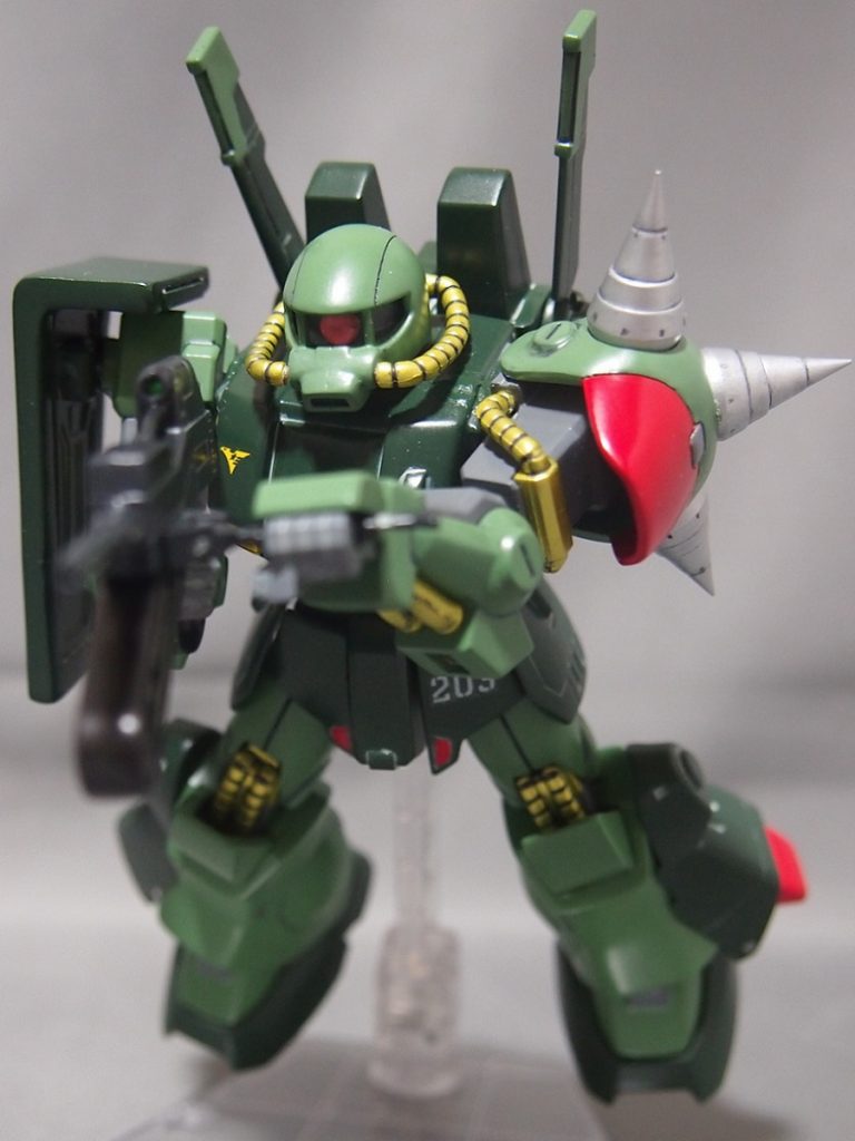 ビーム・ライフルを両手で構えて出撃!