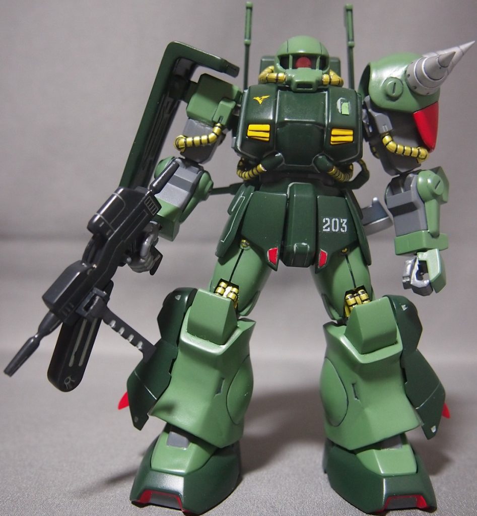 右手に、武器セットのビーム・ライフルを装備。ビーム・ライフルのフォア・グリップは、プラ板と真鍮線を使い、可動出来るようにしました。