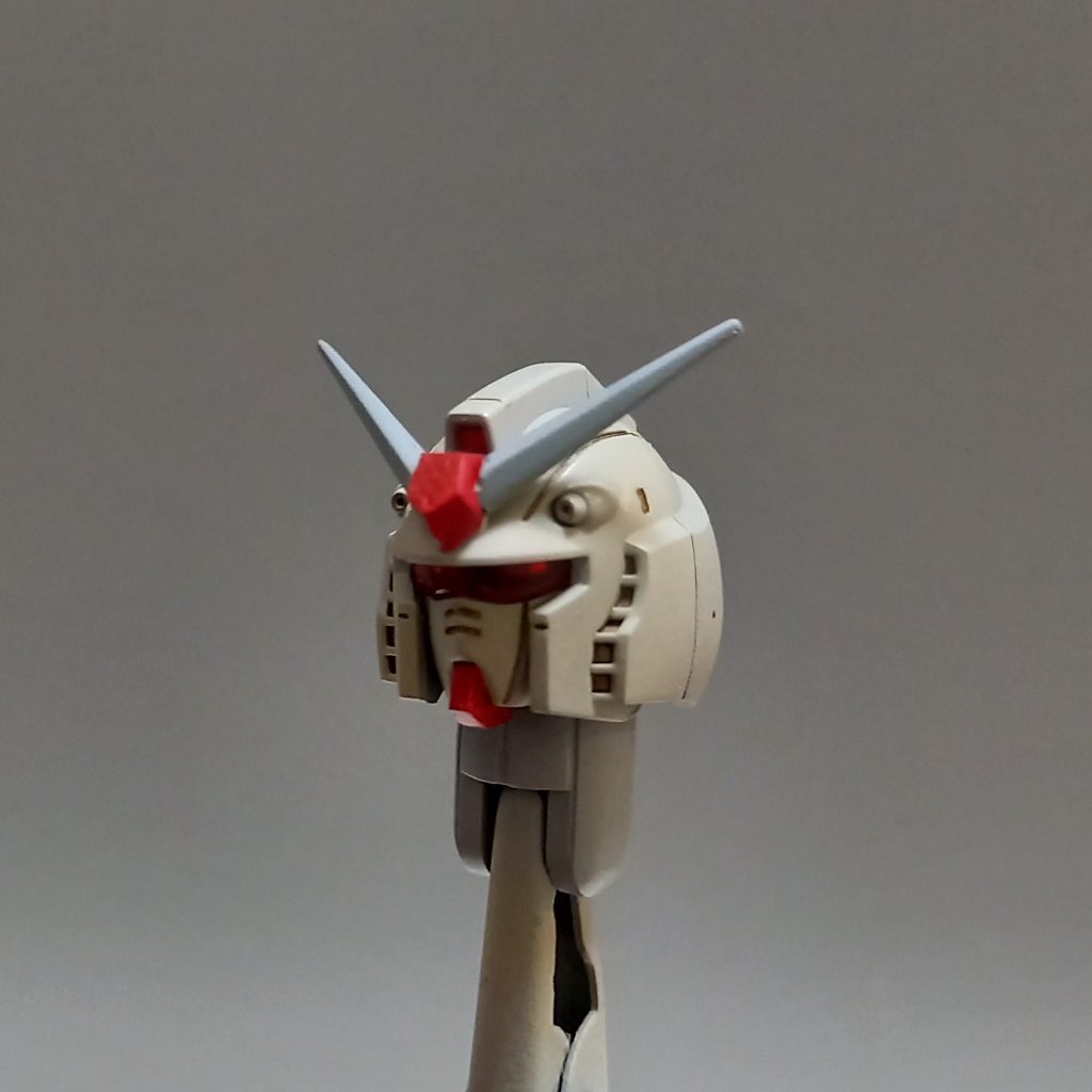 ヘッドVアンテナも頭部と同様にセールカラーにしようと思っていましたが塗り忘れ、関節と一緒にグレーに塗りました(笑)しかし結果的に格好良くなりました、結果オーライ。