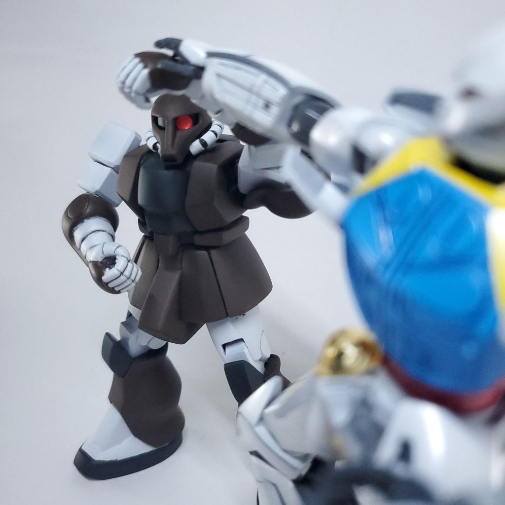 頭を押さえつけようとするロランの∀ガンダム。しかし、ボルジャーノンの力も強く、その腕を振り払う。