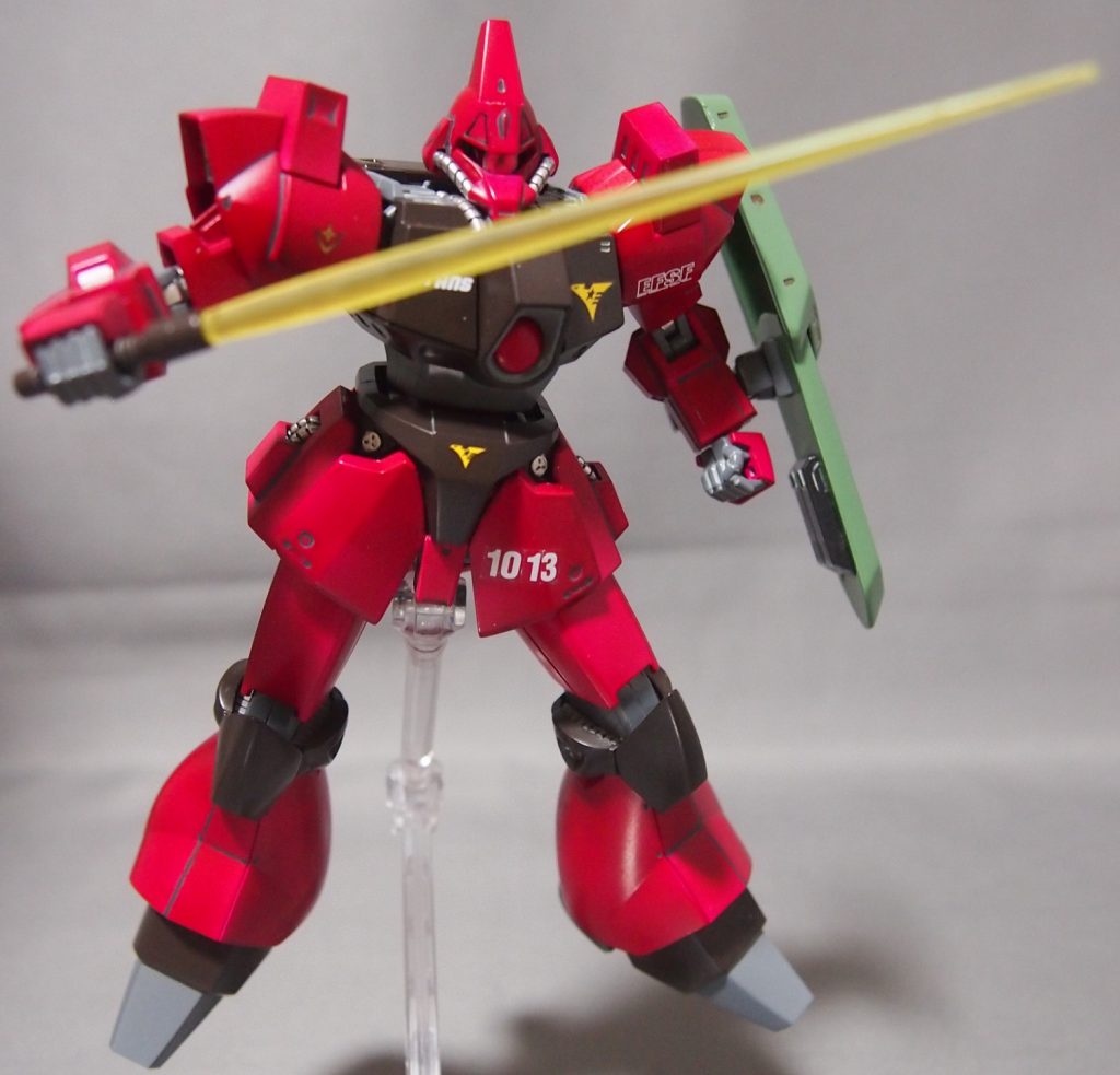 右手でビーム・サーベルを抜いて構える。