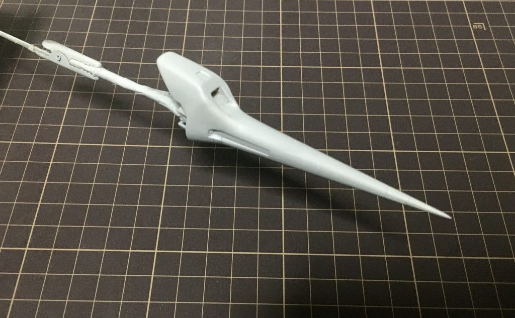 ランスは形を変えたかったのでパテを使ってジンクスの足のパーツの一部を強引にくっつけてみました。まだまだ気泡の潰しなどが甘くパテの使い方の勉強が必要だと痛感しました