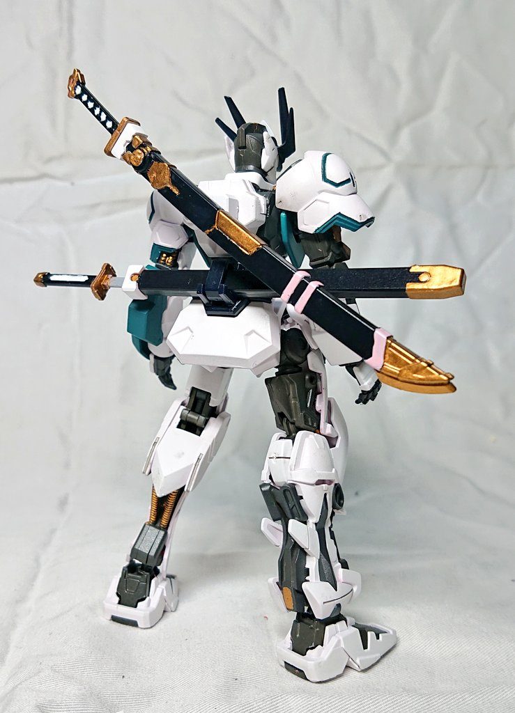 余談に重ねますが今回の白桜、名前の案が出たときの思いつきで白の部分は下地をピンクサフにしていたり、鞘などの筆塗り挑戦だったり、半人半霊を意識して左右非対称機体だったりと詳しく語りたくても語りきれないほど頑張った機体です!筆塗りやマスキングが甘かったりスミ入れ失敗して汚くなったり細部は色々と初心者故のミスばかりですが、ぜひコメント残していただけると幸いです!それではこれで!もう追記は多分…ない!待て次回!m9(`・ω・´)