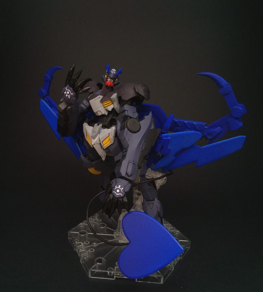 背部の翼は、プラ材と30MMエグザビークル エアファイター、グリムゲルデの腕部などを使用して作っています。でび様の翼は一見よくある悪魔の翼と思いきや、意外と他に見ないシルエットをしているため、それを再現するのにあれやこれや試作しながら形にするのに苦労しました。