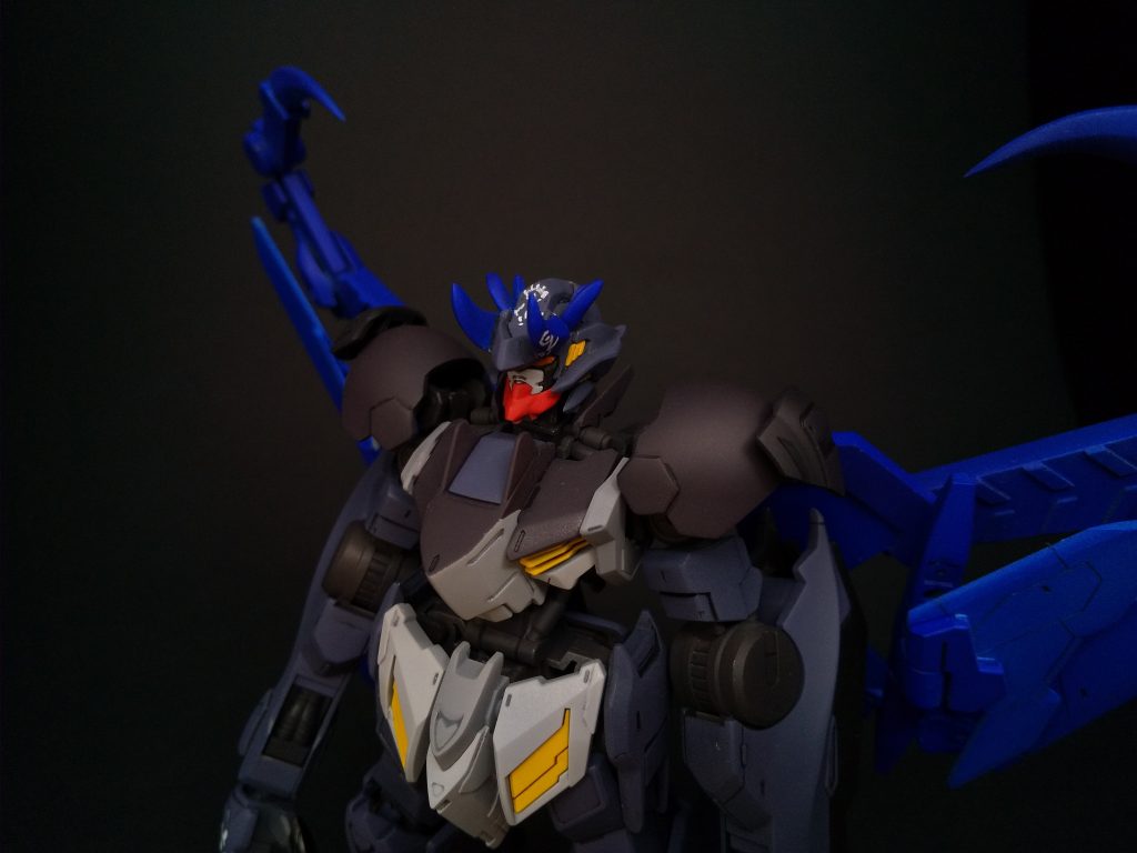 本体はほとんどHGバルバトスルプスレクスのままです。頭部のツノをでび様仕様に作り変えている程度の変更です。
各所の紋様?はフリーハンドで描きましたが、修行が必要と痛感しました。以下、妄想設定です。