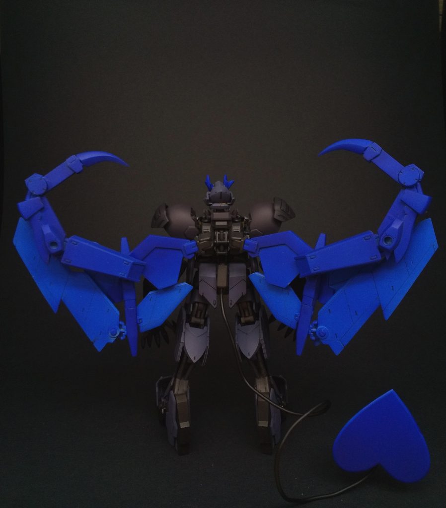 バックパックは使用せず、翼はHGBCパワードアームズパワーダーのジョイント部品で背中フレームと接続しています。各部分も3mm軸で接続しているので角度を変えることが出来ます。尻尾は腰の後ろの3mm穴を利用して基部を接続、リード線は実は電気屋で買ってきた微妙に太い線に変えています。尻尾先端のハートはプラ板です。