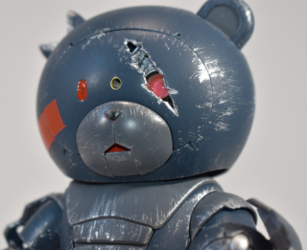 サングラスは取り外せます。切り裂かれた左眼の下にはディティールを追加しました。