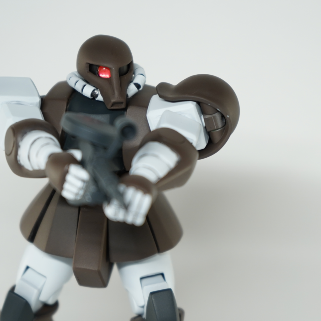 劇中でもあったマシンガンを構えてゴールドスモーに立ち向かうボルジャーノン。ムーンレイスの機械人形との性能差を思い知らされる重要なシーンです。