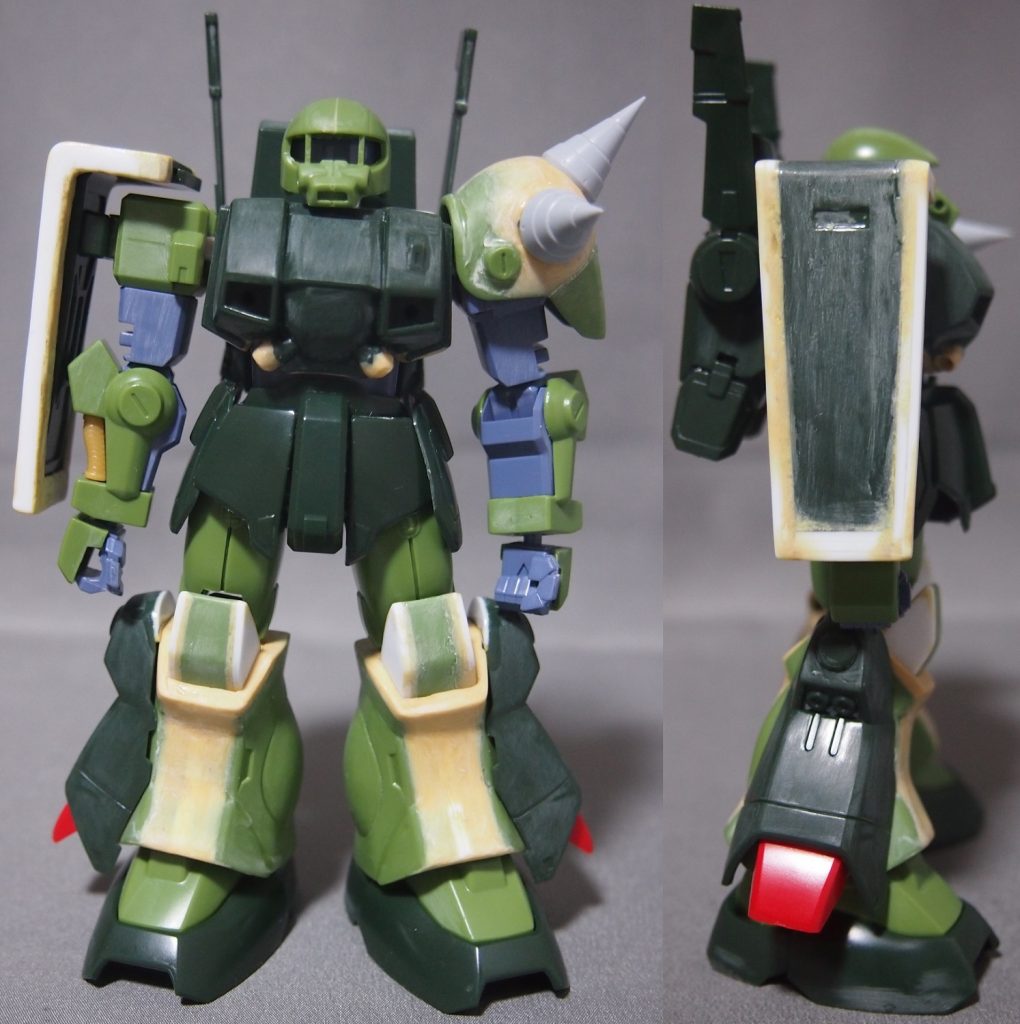 塗装前の本体前&右側面図キットそのままだと、スリムすぎる感じだったので、プラ板、パテ、市販パーツを使って、右肩のシールドや左肩スパイク・アーマー、スネを大型化しています。