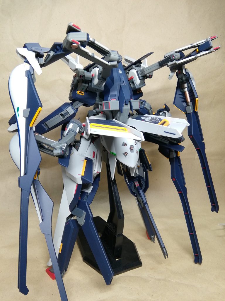 いろんなデカールを用意していましたがセンスが無さ過ぎて結局腰にTRマークを貼っただけで満足してしまう…