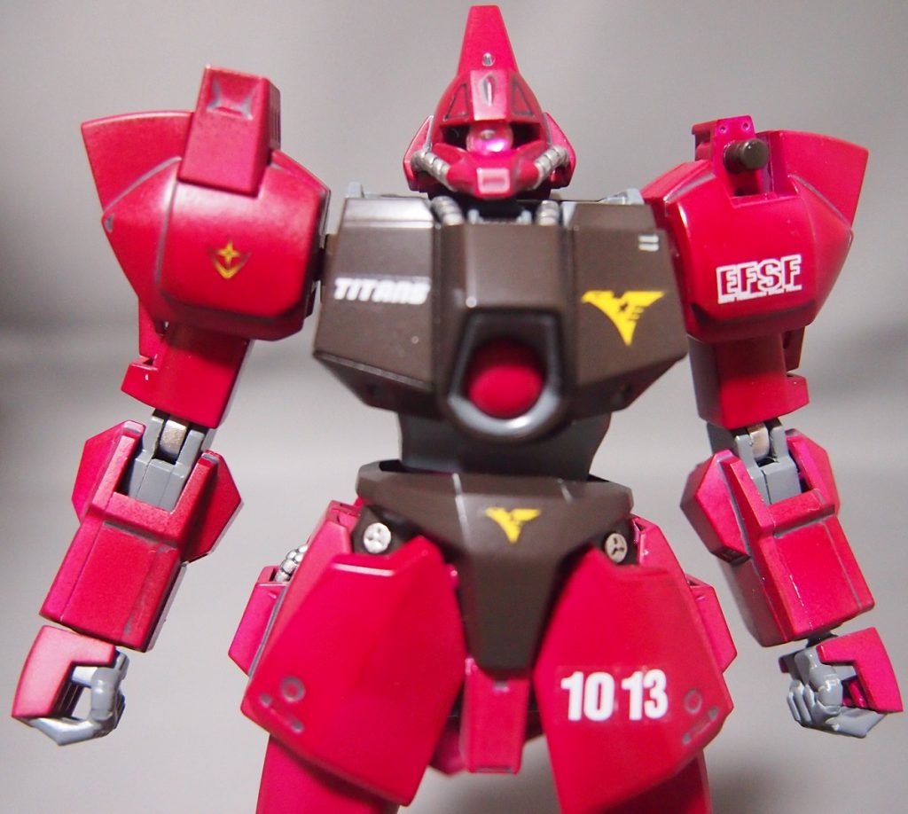 本体正面のバストうp図。関節や各部の動力パイプ等をのシルバーで塗り分けました。肩のビーム・サーベルラックは差替えで開閉が再現できます。