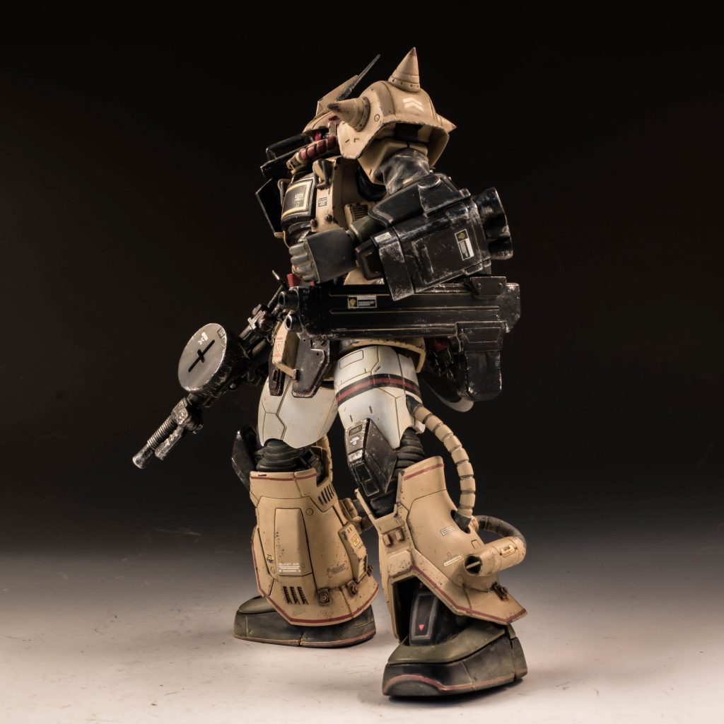 ビッグガンザクキャノンのビッグガンが、バックパックにサブアームで接続されている。