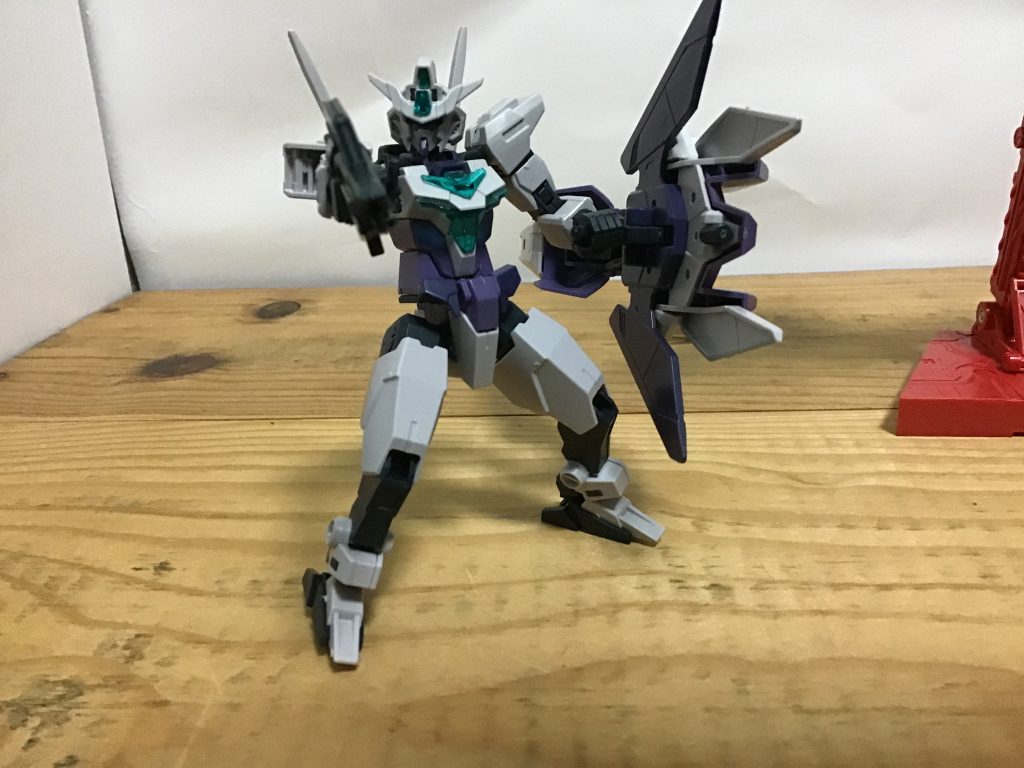 この機体の変更点は、シールドにミサイルポッドを装着したこととシールドのセンサーを増設したこととスラスターノズルの変更である