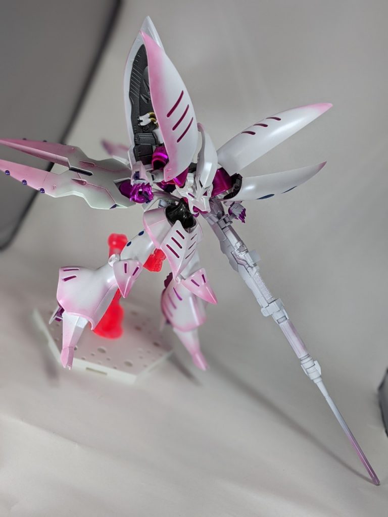 ハンドパーツはMSGのシャープネスハンド2を使用。追加武装のバスターランチャーはライトニングブラックウォーリアのロングメガランチャーにダブルオースカイの足やら腕やらのパーツを取り付け、砲身を延長しそれっぽく仕上げました。