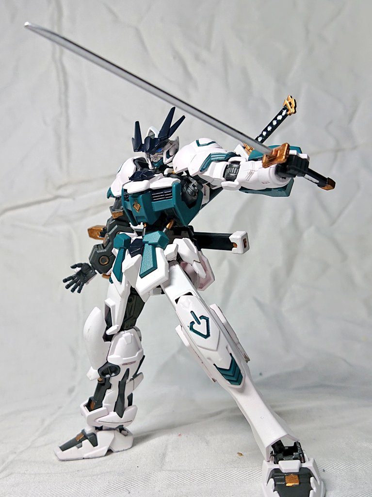 『ハクロウ』「私にこれを抜かせるとは…!」この機体の切り札にあたる武器…なのだが基本性能は『ロウカン』と同じ…どころかリーチも少し短いがしかし本人的には思い入れがあるようで切り札的な使い方をされる