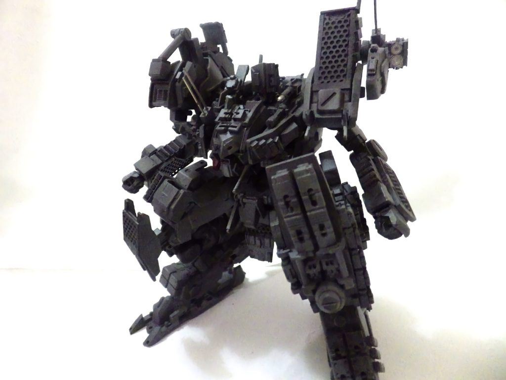 ベースは陸戦型ジムです右肩にはミサイルが仕込まれており、差し替え無しで展開が可能