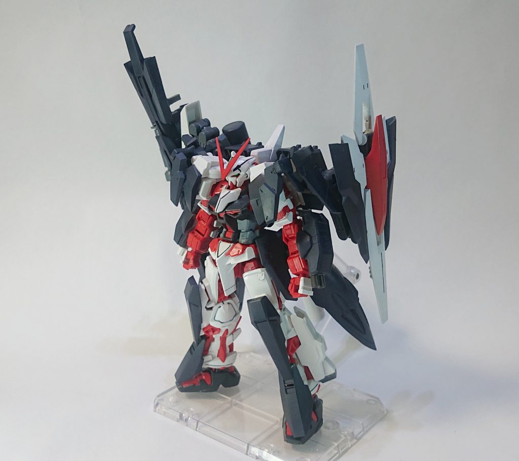 フロントショットレッドフレームといえばガーベラストレートなどなど格闘のイメージが強いので、ウチのチームのアストレイは重装甲+砲撃にしてしまおうというのがコンセプトです。当然ロウ・ギュールが搭乗しているつもりで作っていません。もうそのまんまレッドフレームにいろいろ装甲っぽくくっつけてみました。