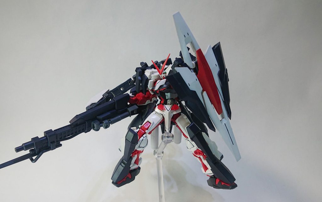 複合耐撃防盾「スクトゥム」ランチャーと逆側に装備した大型盾です。狙撃や砲撃を行った際、敵機からの攻撃をしのぐために巨大なシールドがいいんじゃないかと思ったので作ってみました。あらゆる装甲技術の結晶で、ビーム・実弾問わず高い防御力を発揮します。こちらもアームで接続されているので広い可動域を持っています。 HGインパルスガンダムランシエの盾が元になっています。