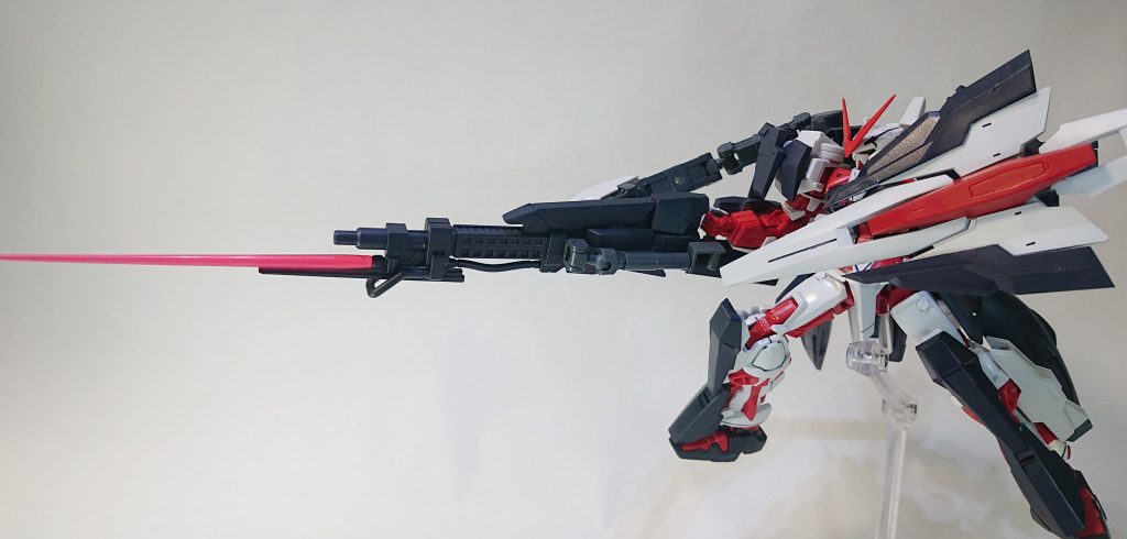 ビームランチャーからはビームサーベルを展開出来ます。先ほどビームサーベルは予備と言いましたが、この機体のもう一つの戦い方としてランチャーサーベルと巨大盾を利用した・・・