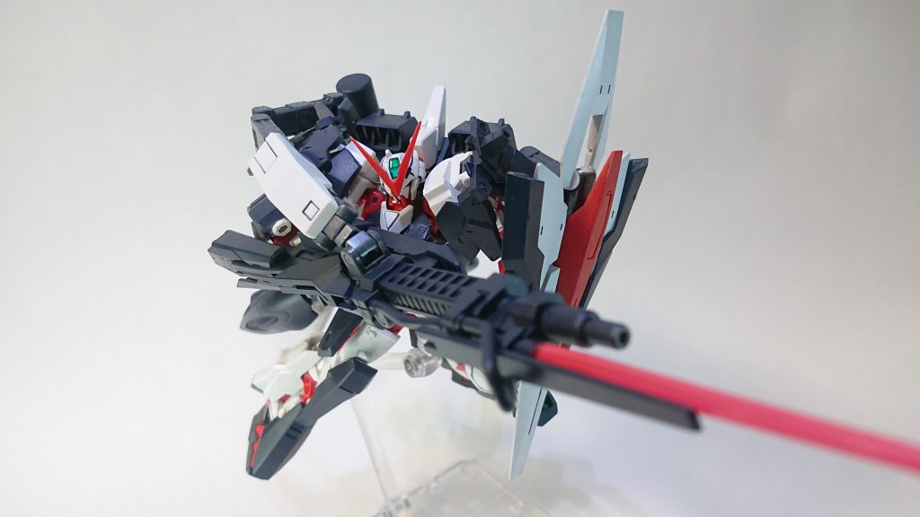 チャージ(突撃)です。ランチャーを槍に見立て、盾を構えながらブースターを吹かせた突撃戦法も得意としています。 レッドフレームを砲撃機にしようと考えてランチャーは先に出来たのですが、左側に何を装備させようか考えていたところ、サーベルを伸ばしたランチャーを槍に見立ててた馬上槍試合を思いつき、そこから機体を覆う盾を考え付きました。故ヒース・レジャー主演「ROCK YOU!」っていう好きな映画のワンシーンを思い出したのがポイントです。名前の「キャバルリー」も騎兵という意味です。ちなみに一番お気に入りの写真です。