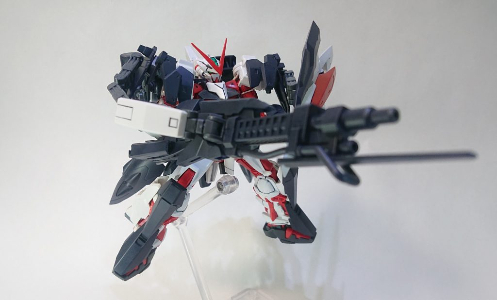 カラーリングはガンダムマーカーのSEEDダークブルーとレッド、あとはホワイトです。前回より導入したガンダムマーカーエアブラシでラクラク塗装です。墨入れもざざっとのカンタン仕上げです。