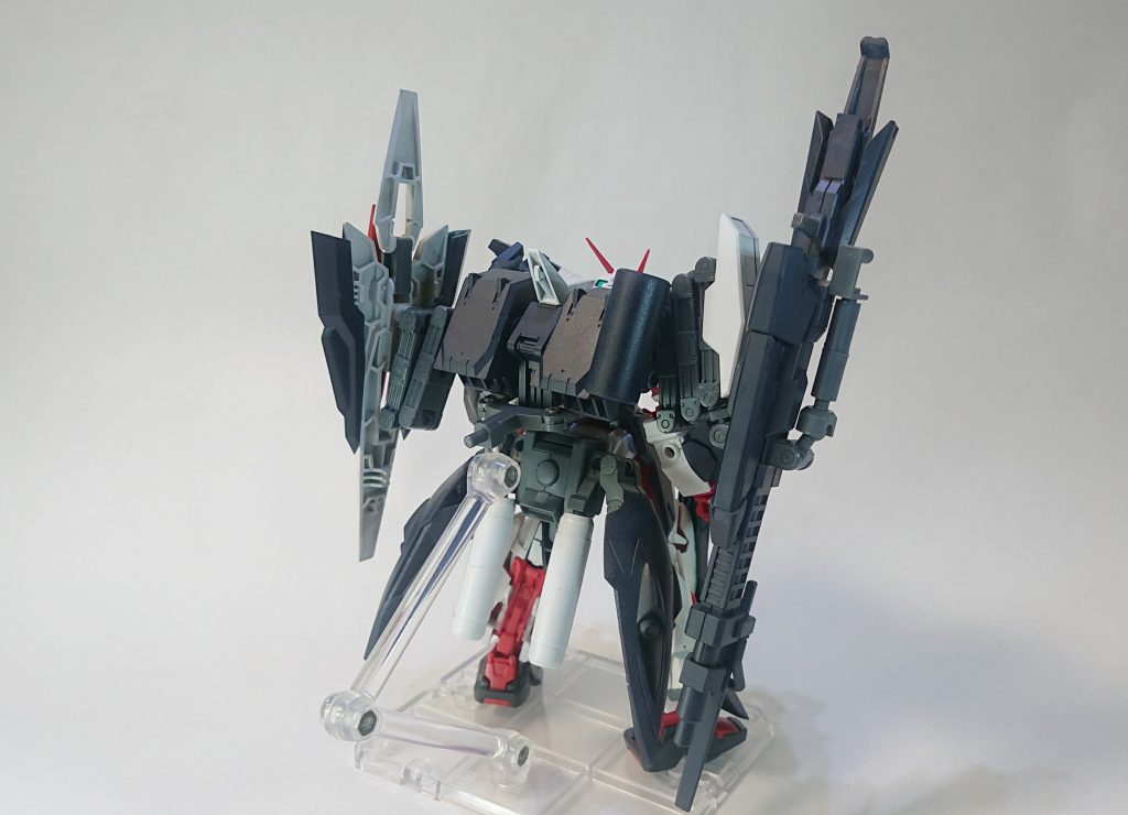 バックショットデカい銃と重そうな機体ですが、砲撃機といえどもドッグファイトを行ったり素早く狙撃ポイントを移動するためには高い機動性が必要だと思ったのでバックパックも重厚な感じに。腰にもエネルギータンクとブースターをつけてみました。